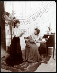 Duas mãos de palco feminino em um conjunto de palco, agindo, Nova York, 1904 (impressão de gelatina de prata)